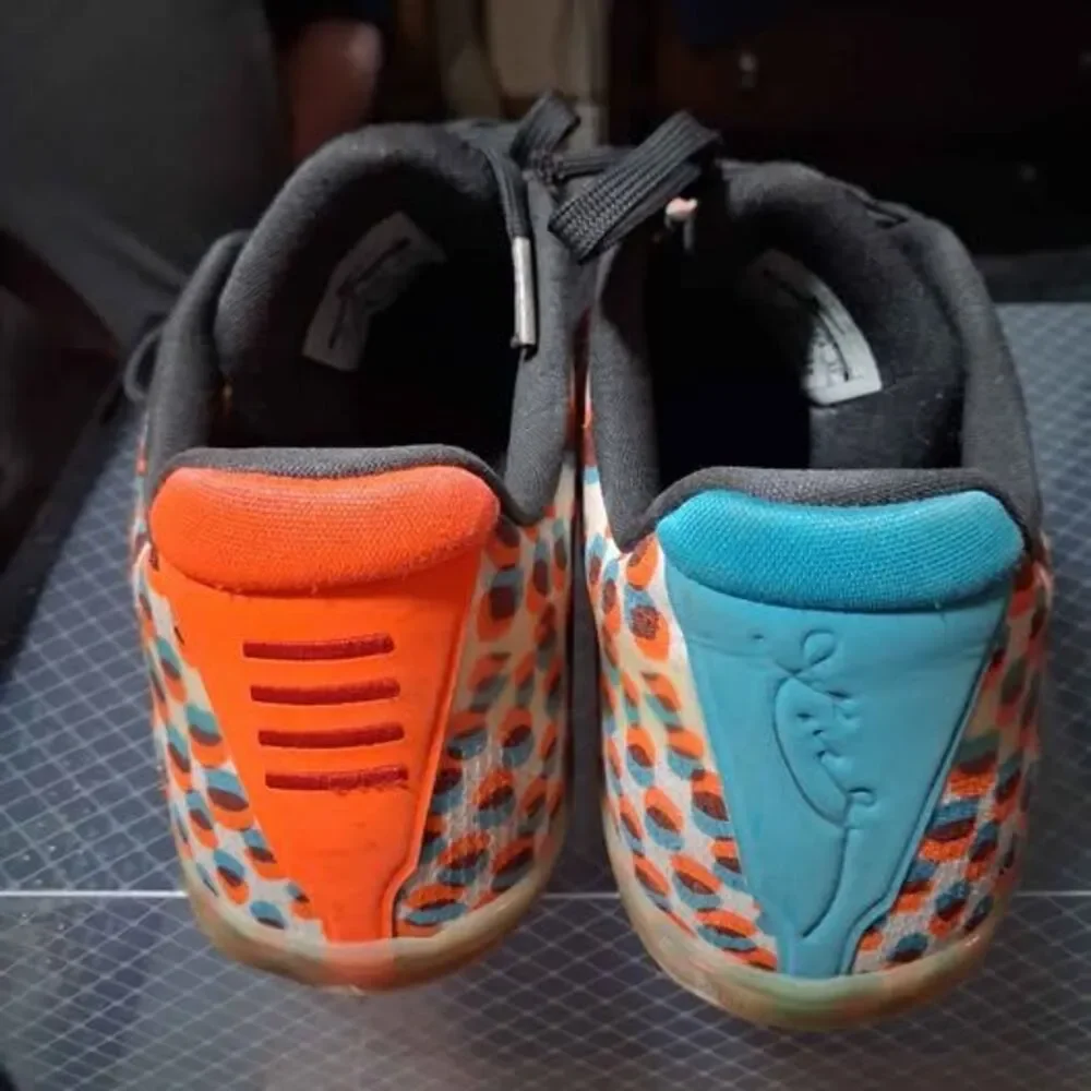 Kobes Men's size 9